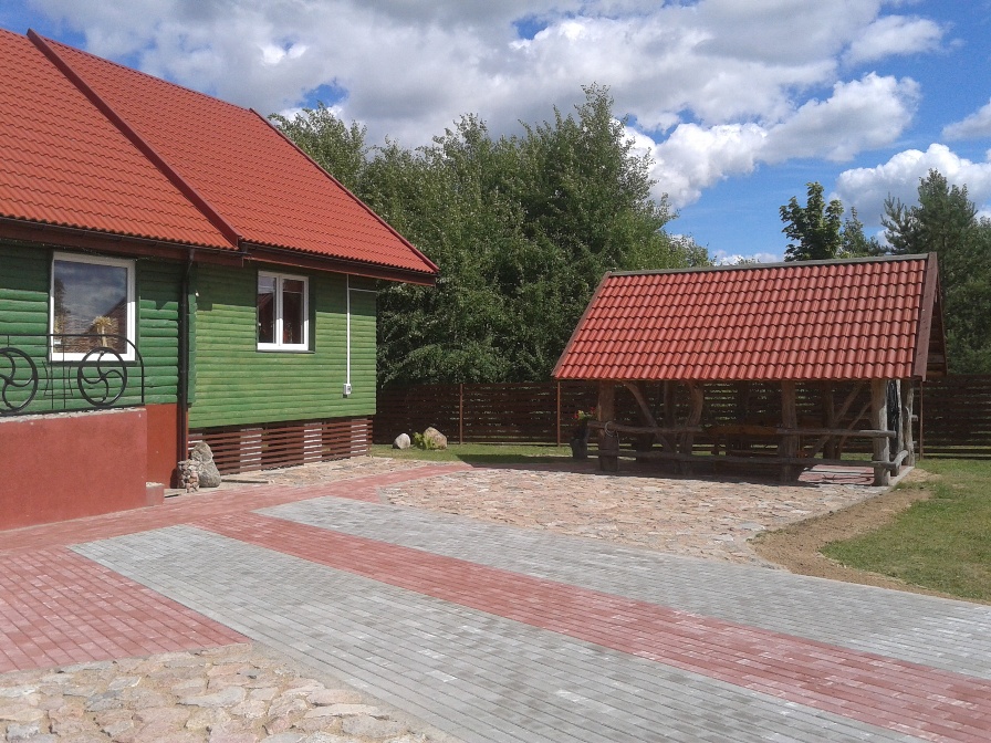Kiemas ir pavėsinė